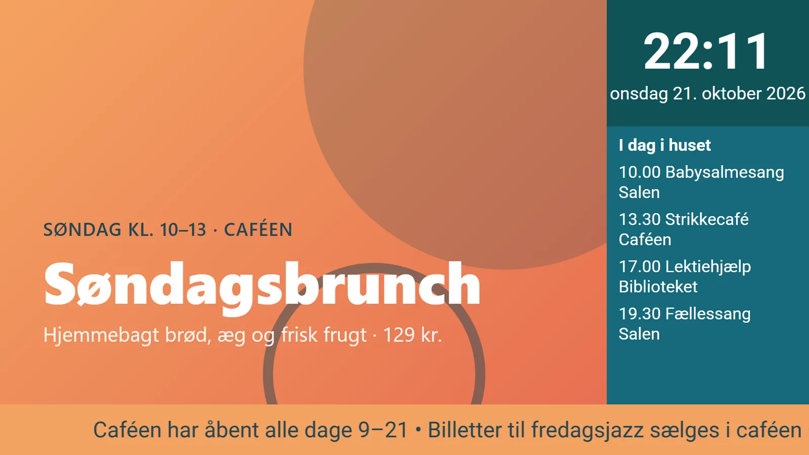 Infoskærm i et kulturhus med plakat, ur, dagens program og nyhedsbånd